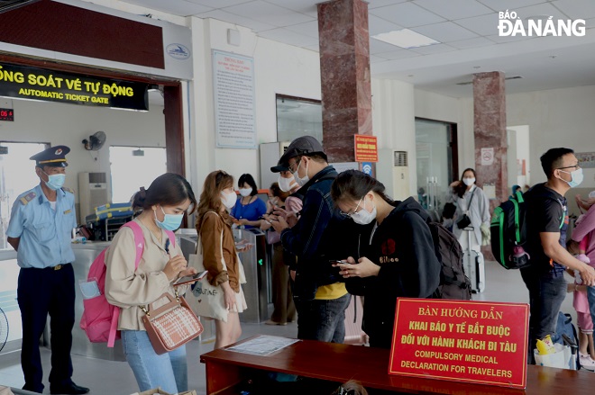 Hành khách làm thủ tục khai báo y tế tại Ga Đà Nẵng (ảnh chụp sáng 30-4). Ảnh: Văn Hoàng