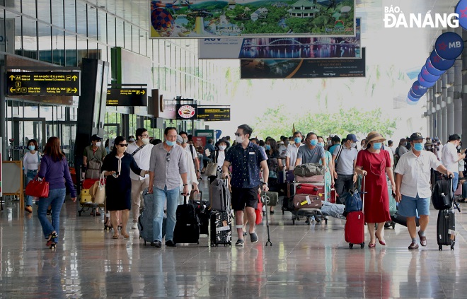 Lượng hành khách xuống Cảng hàng không quốc tế Đà Nẵng rất đông đúc. Ảnh: THÀNH LÂN