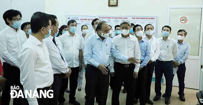 State President Nguyen Xuan Phuc inspecting the treatment of Covid-19 patients at the Da Nang Lung Hospital through the camera system. Photo: NGOC PHU