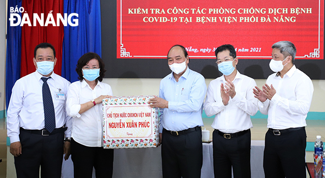 State President Nguyen Xuan Phuc presenting gifts to the Da Nang healthcare sector and the Lung Hospital. Photo: NGOC PHU