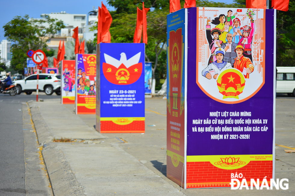 The publicity of the election of deputies to the 15th National Assembly and the municipal People's Council in its 10th tenure for the 2021 – 2026 term are conducted through visual forms in front of the Trung Vuong Theatre.