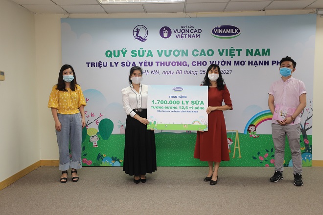 Vinamilk và Quỹ sữa vươn cao Việt Nam năm 2021 trao tặng 1,7 triệu ly sữa  hỗ trợ trẻ em khó khăn giữa dịch Covid-19