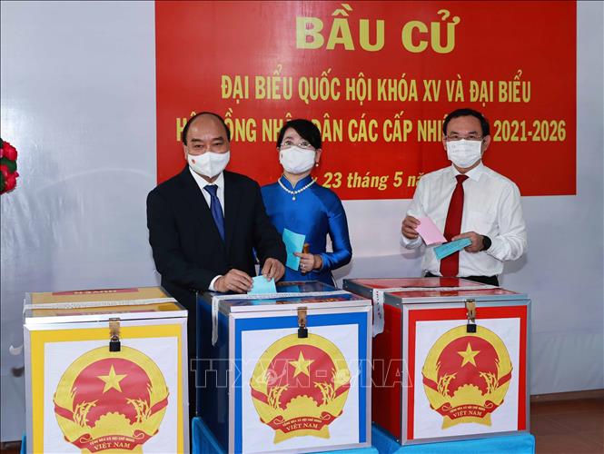 Chủ tịch nước Nguyễn Xuân Phúc bỏ phiếu bầu cử tại huyện Củ Chi, Thành phố Hồ Chí Minh