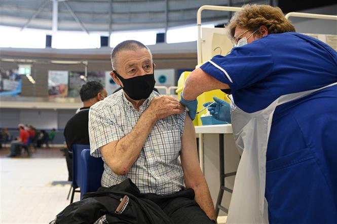 Nhân viên y tế tiêm vaccine phòng COVID-19 của BioNTech/Pfizer cho người dân tại Derby, Anh, ngày 31/3/2021. Ảnh: AFP/ TTXVN
