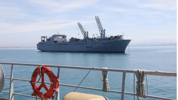 Tàu USNS Bob Hope của Mỹ thả neo ngoài khơi bờ biển Durres, Albania, ngày 26/4. (Nguồn: armytimes.com)