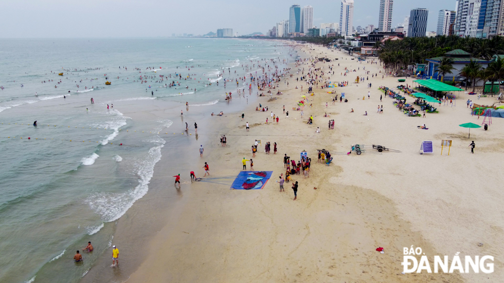 In the afternoon of April 30 and May 1, beaches along Nguyen Tat Thanh, East Sea Park, Vo Nguyen Giap and  Truong Sa welcomed many local residents and tourists. In the photo is a corner of the My Khe Beach on May 1.