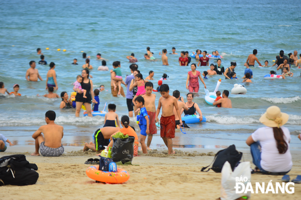  Deputy Head of the Da Nang Management Board of Son Tra Peninsula and tourist beaches Phan Minh Hai said that, on April 30 alone, local beaches welcomed combined number of around 14,000 tourists. 