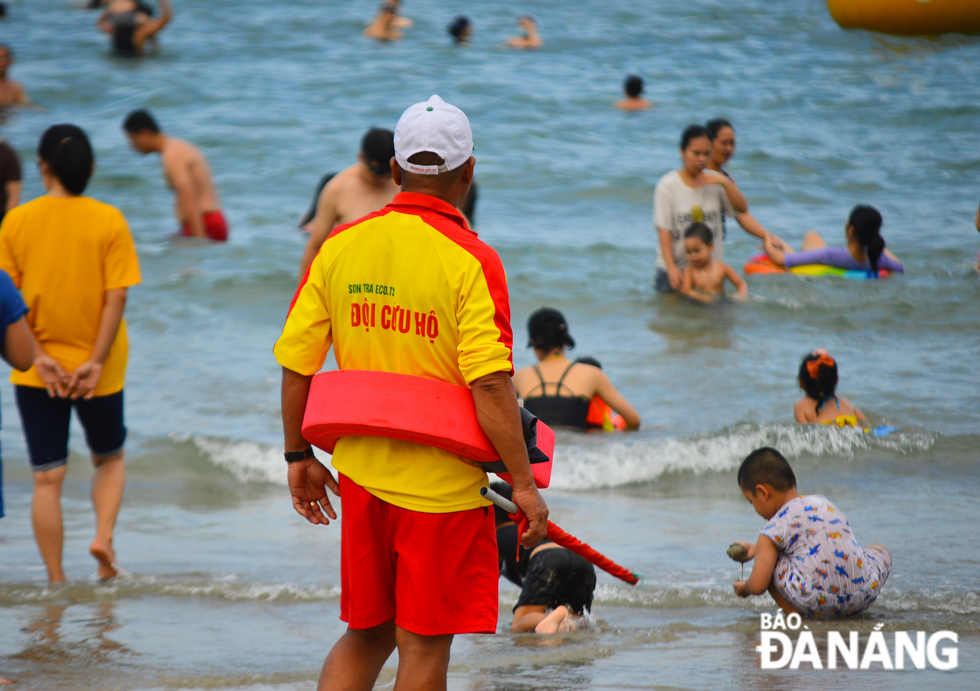  The rescue team from the Da Nang Management Board of Son Tra Peninsula and tourist beaches are available in their work shifts and at peak hours during the public holidays to ensure the ultimate safety of swimmers.