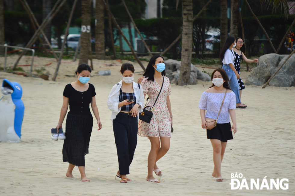  On the beach, the majority of locals and tourists wear masks and avoid unnecessary gatherings. Tourists wear face masks…