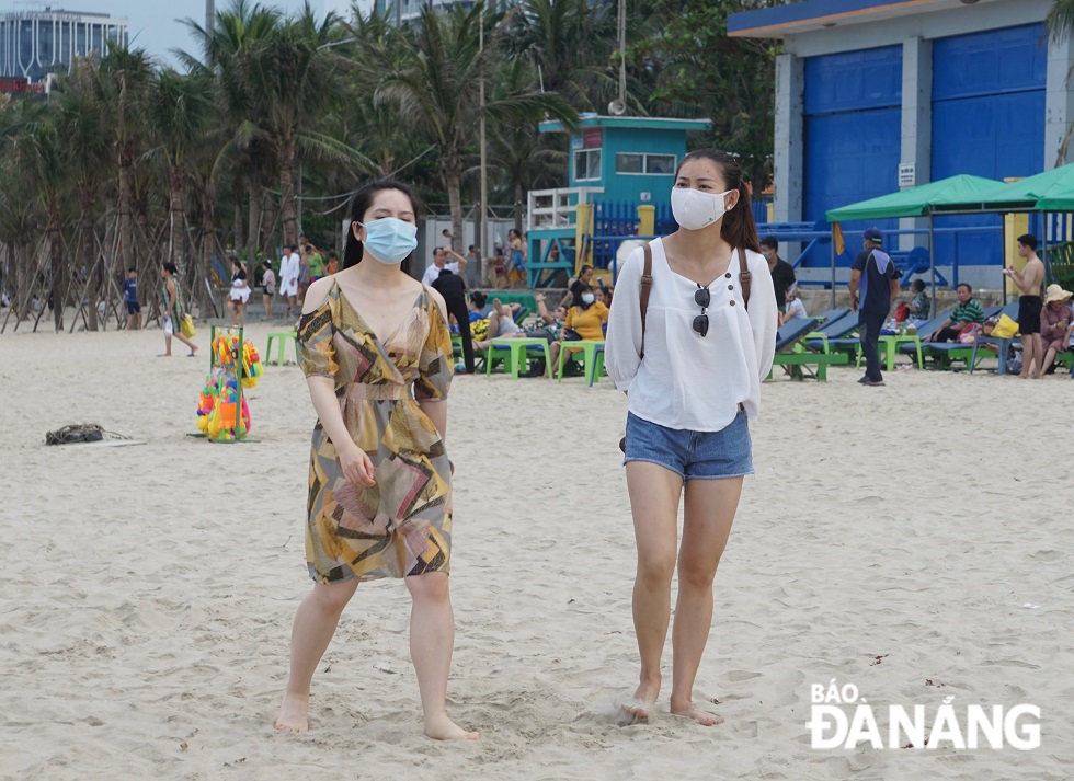 Ms Tran Thanh Thi (in white shirt), a tourist from the Central Highlands province of Lam Dong said, due to the complicated developments of COVID-19, she and her accompanying relatives strictly abide by the 5K principle.