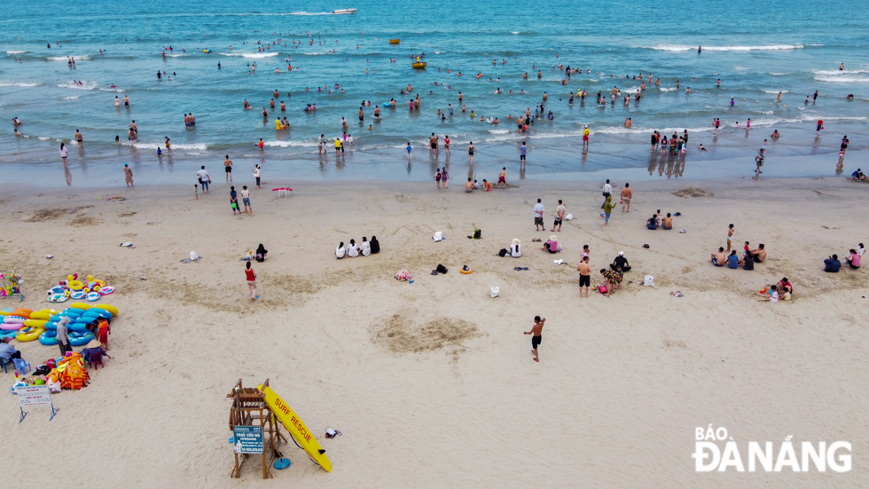 Deputy Director of the Management Board of the Son Tra Peninsula and tourist beaches Phan Minh Hai said, through loudspeakers, the agency’s security and rescue forces at the beach take the task of asking beachgoers to keep a safe distance from others and wear face masks on the shore.