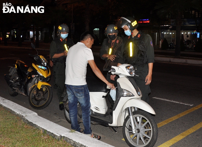 During the patrol process, the mobile police force remind road users of abiding by the precautionary regulations against COVID-19, especially wearing face masks when going out.