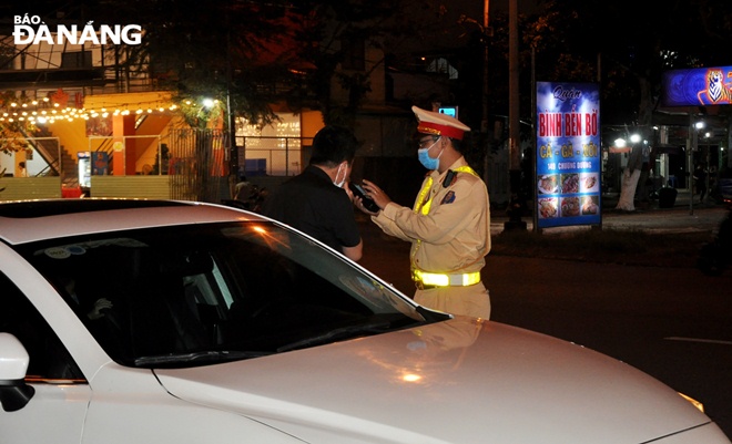 Ngu Hanh Son District traffic police perform breath tests for alcohol on drivers.