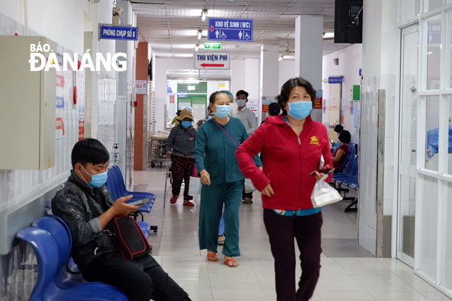 Bảo đảm an toàn tại các bệnh viện là mục tiêu, nhiệm vụ của các cơ sở y tế hiện nay. Trong ảnh: Người dân đến khám, điều trị tại Bệnh viện Đà Nẵng. Ảnh: PHAN CHUNG