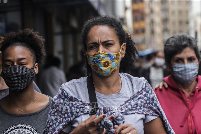Người dân đeo khẩu trang phòng lây nhiễm Covid-19 tại Sao Paulo, Brazil. Ảnh: THX/TTXVN