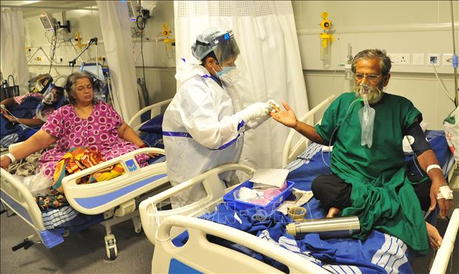 Điều trị cho bệnh nhân nhiễm Covid-19 tại Bangalore, Ấn Độ, ngày 30-4-2021. Ảnh: THX/TTXVN