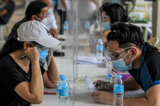 Người dân đăng ký tiêm chủng vaccine ngừa Covid-19 tại Manila, Philippines, ngày 1-5-2021. Ảnh: THX/TTXVN