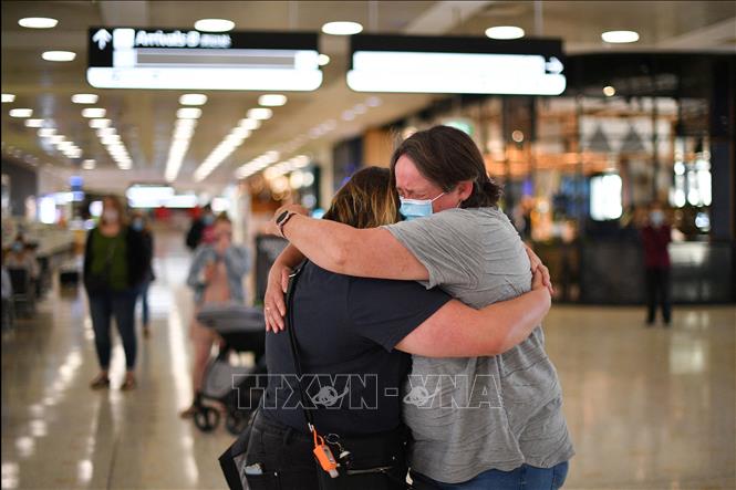 Các thành viên trong gia đình xúc động gặp lại nhau sau một thời gian giãn cách do dịch Covid-19, tại sân bay quốc tế Sydney (Australia), sau khi khởi hành từ New Zealand, ngày 19-4-2021. Ảnh: AFP/TTXVN