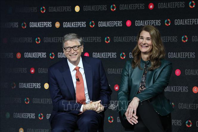 Tỷ phú Mỹ Bill Gates (trái), Chủ tịch kiêm nhà đồng sáng lập Tập đoàn công nghệ Microsoft cùng vợ là bà Melinda tại một sự kiện ở New York, ngày 26/9/2018. Ảnh tư liệu: AFP/TTXVN