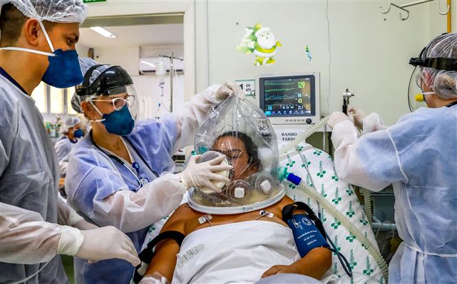 Nhân viên y tế điều trị cho bệnh nhân COVID-19 tại bệnh viện ở Sao Leopoldo, Rio Grande do Sul, miền Nam Brazil ngày 16/4/2021. Ảnh: AFP/TTXVN