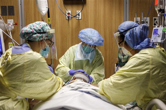 Bệnh nhân COVID-19 được điều trị tại bệnh viện ở Toronto, Ontario, Canada, ngày 29/4/2021. Ảnh: AFP/TTXVN