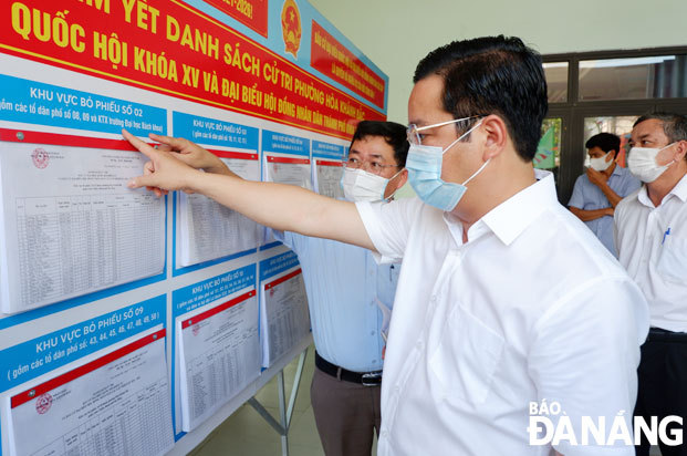 Phó Chủ tịch HĐND thành phố Lê Minh Trung kiểm tra công tác bầu cử tại phường Hòa Khánh Bắc, quận Liên Chiểu. 							                        Ảnh: T. HUY
