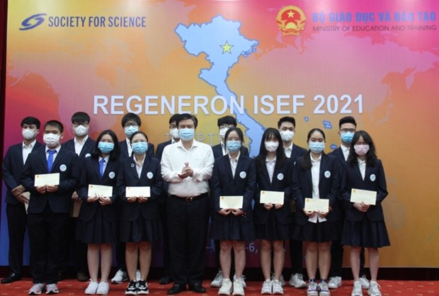 Deputy Minister of Education and Training Nguyen Huu Do pose for a group photo with students who will take part in the 2021 ISEF (Photo: dangcongsan.vn)