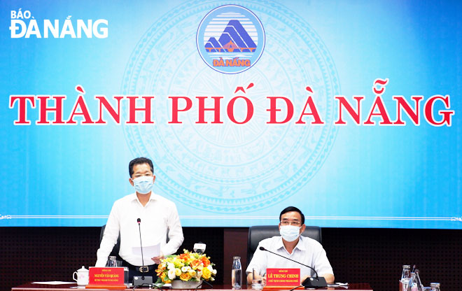 Party Secretary Nguyen Van Quang delivering his instructions at Monday meeting with local health officials.  Photo: PHAN CHUNG.