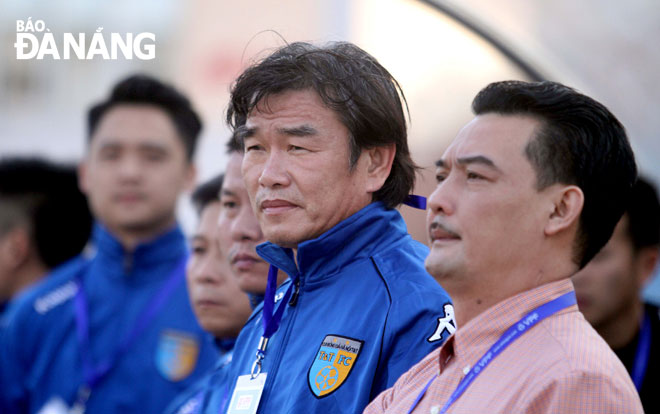 Phan Thanh Hung (2nd, right) has made a comeback as SHB DN coach. Photo: NGUYEN AN