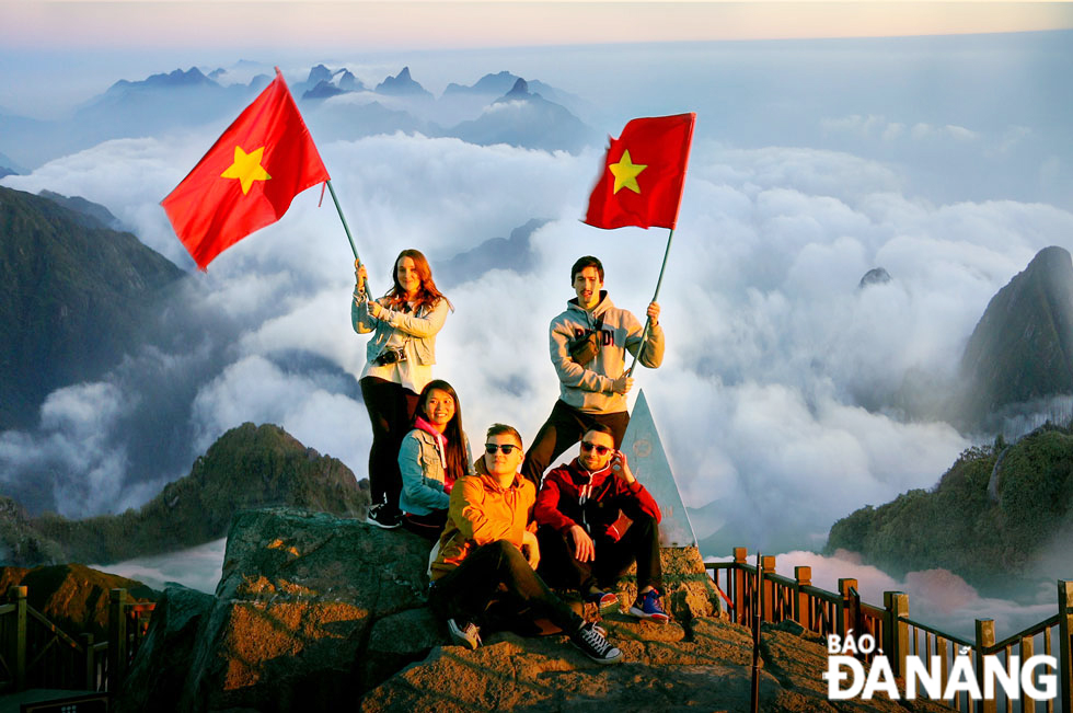 Fansipan is the most prominent mountain among thousands of majestic mountains of the Northwestern region. With a height of 3,143m, this is the highest mountain in the three Indochinese countries of Viet Nam, Laos and Cambodia. Therefore, Fansipan is also known as the ‘Roof of Indochina’.