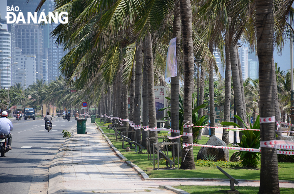 The Da Nang Management Board of the Son Tra Peninsula and Tourist Beaches has fenced off all entrances to local beaches with barrier tapes along coastal routes of Truong Sa, Vo Nguyen Giap, Hoang Sa and Nguyen Tat Thanh so as to prohibit both locals and visitors from entering.