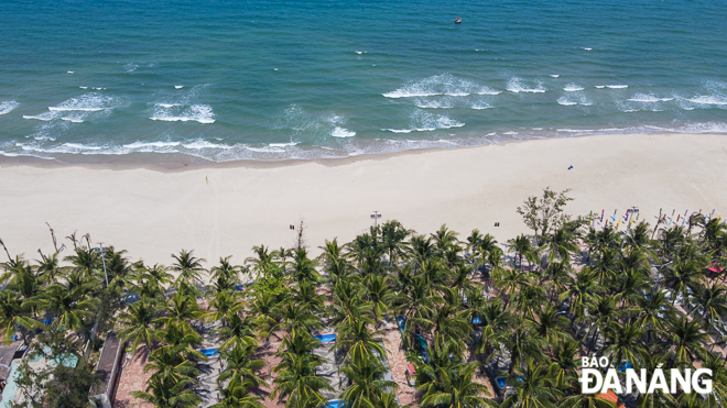  No one can be spotted on beaches stretching along the Hoang Sa - Vo Nguyen Giap coastal route.