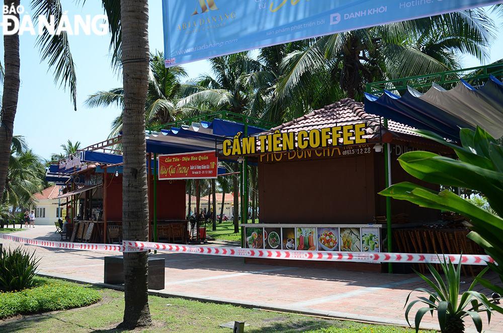 Owners of kiosks and service facilities on beaches abide by the restriction on large gatherings in public.