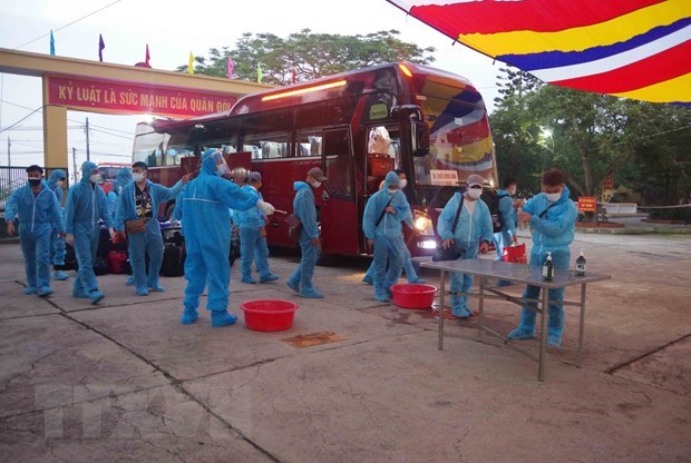 Vietnamese citizens returning homeland from Japan are quarantined in Hung  Yen province. (Photo: VNA)