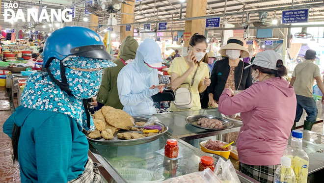 Người dân đi chợ Phước Mỹ (quận Sơn Trà) tuân thủ việc mang khẩu trang. Ảnh: QUỲNH TRANG