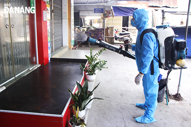 After finishing the collection of swabs for COVID-19 testing, medical workers from the Son Tra District Medical Centre conducted cleaning and disinfection in this market and its surround areas.