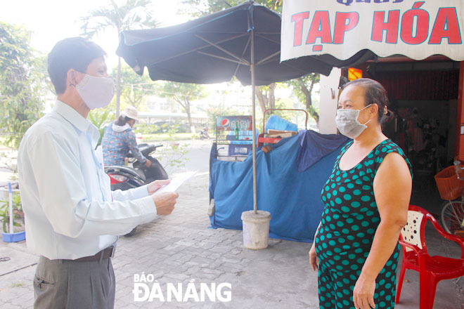  A male member from a COVID-19 prevention task force in Thuan Phuoc Ward, Hai Chau District encourages local residents to comply with safety measures against the deadly virus.