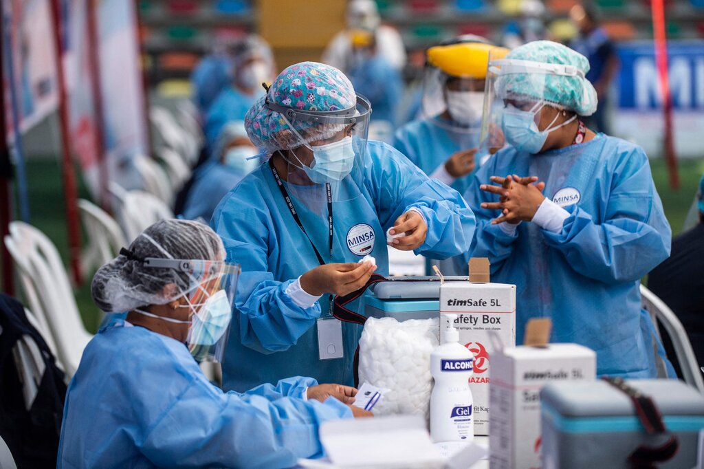 Các y tá chuẩn bị vắc-xin ngừa Covid-19 của hãng Sinopharm (Trung Quốc) trong chiến dịch tiêm vắc-xin cho nhân viên y tế ở Lima (Peru).  Ảnh: AFP/Getty Images	