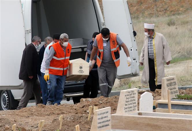 Chuyển thi thể bệnh nhân COVID-19 tại nghĩa trang ở Ankara, Thổ Nhĩ Kỳ, ngày 4/5/2021. Ảnh: THX/ TTXVN