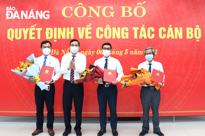 Chủ tịch UBND thành phố Lê Trung Chinh (thứ 2 bên trái) trao quyết định bổ nhiệm Giám đốc và phó Giám đốc Sở Xây dựng. Ảnh N.P