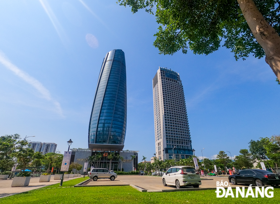  Two tall buildings, namely the Da Nang Administrative Centre and the 36-storey Novotel Hotel, are the architectural highlights of the Central Square.