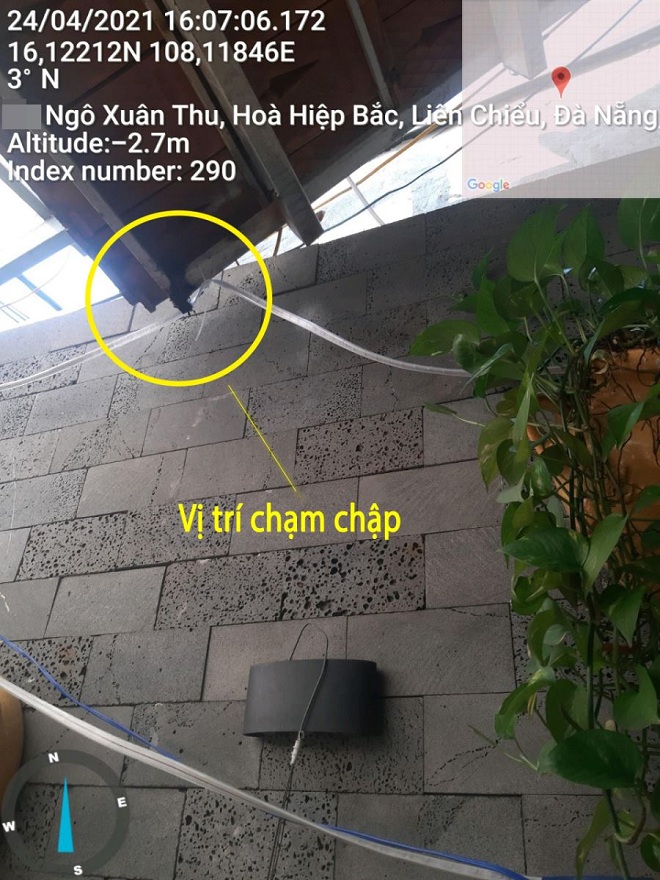 Điện lực Liên Chiểu hỗ trợ khách hàng phát hiện vị trí dây điện sau công-tơ của khách hàng chạm vào tường sắt khiến sản lượng điện tăng cao.