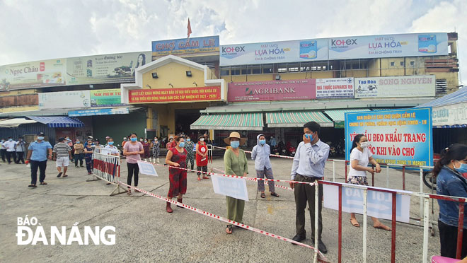  Functional forces are on duty to remind people to comply with the city’s COVID-19 rules while waiting for getting a coronavirus test. Photo: XUAN DUNG.