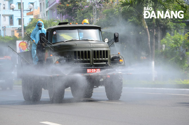 The spraying of chemical disinfectants was already carried out in surrounding areas of New Phương Dong Night Club in Thuan Phuoc Ward, Hai Chau District.