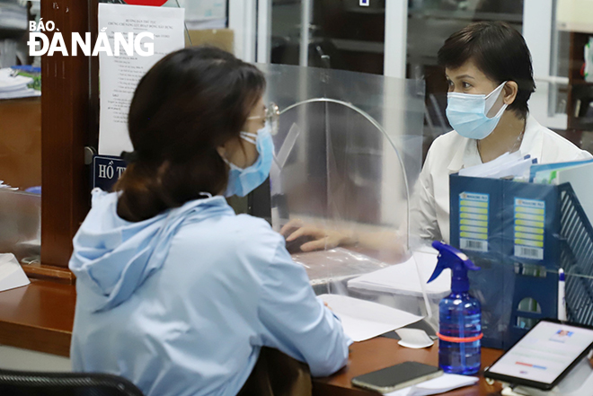 The centre’s staff and its visitors strictly follow the city’s COVID-19 rules. They are seen wearing face covers. Picture taken on Thursday afternon at the Da Nang Administrative Centre.  Photo: NGOC PHU