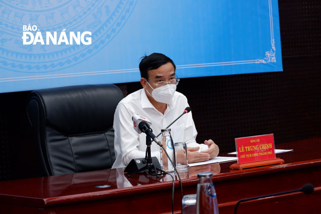 Chủ tịch UBND thành phố Lê Trung Chinh chủ trì cuộc họp phòng, chống Covid-19 chiều 6-5. Ảnh: PHAN CHUNG