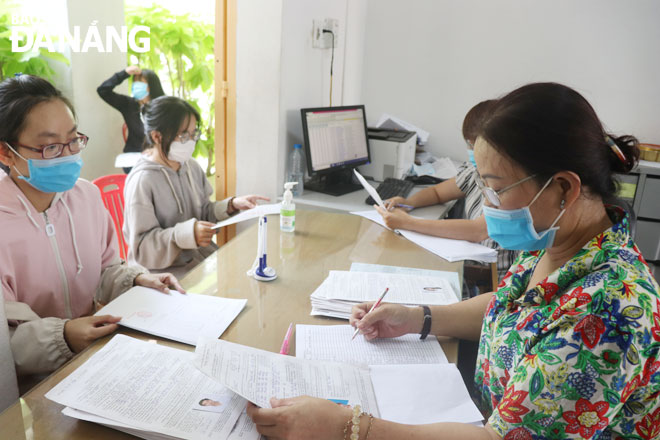 Học sinh trường THPT Thái Phiên nộp hồ sơ đăng ký dự thi sáng 6-5. Ảnh: NGỌC HÀ