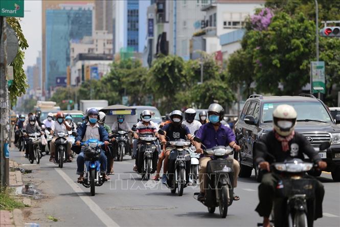 Người dân Phnom Penh tham gia giao thông bình thường tại khu vực được phép di chuyển sau khi thành phố dỡ bỏ lệnh phong tỏa. Ảnh: Nguyễn Vũ Hùng - PV TTXVN tại Campuchia