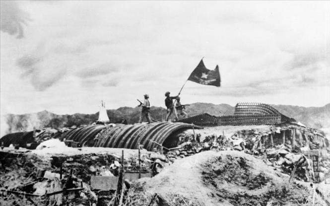 Chiều 7-5-1954, lá cờ “Quyết chiến - Quyết thắng” của Quân đội nhân dân Việt Nam tung bay trên nóc hầm tướng De Castries đánh dấu chiến dịch lịch sử Điện Biên Phủ toàn thắng. (Ảnh tư liệu)