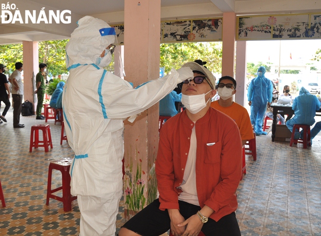    Medical staff are very careful in taking swab samples. Photo: L.HUNG